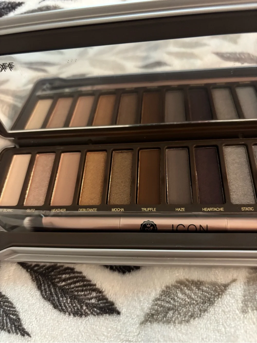 Icon by Absolute New York Eyeshadow Palette Net Wt. 0.47 oz / 13.2 g